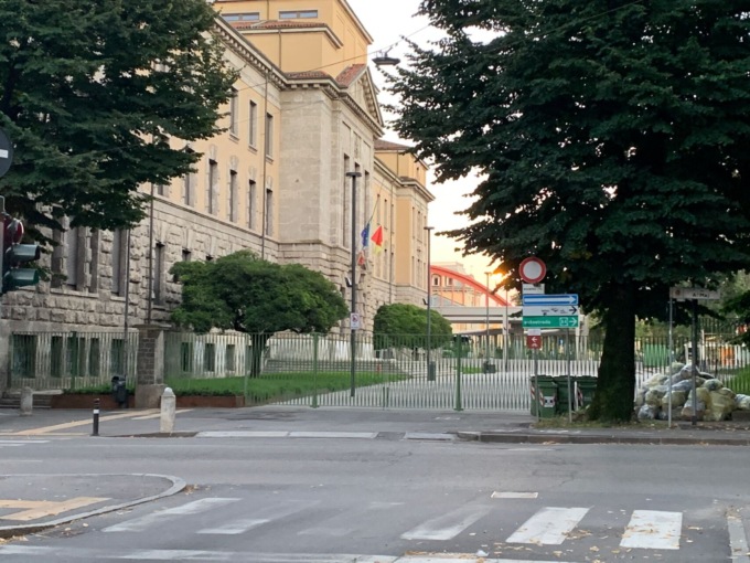 Piazzale Alpini, polemica continua: «È uno spazio pubblico, non è giusto sia usato così»
