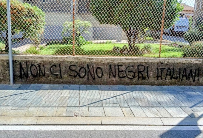 Scritte razziste apparse sul luogo dell’omicidio di Sharon Verzeni a Terno d’Isola
