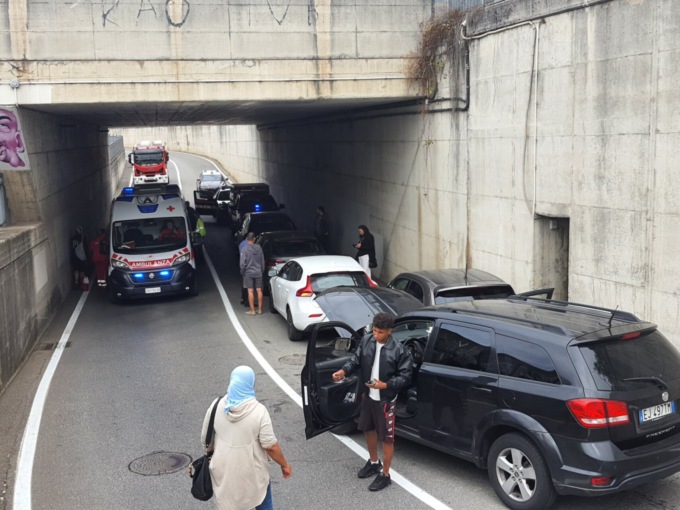 Tamponamento a catena al sottopasso di via Caravaggio a Treviglio, caos traffico