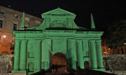 Porta San Giacomo a Bergamo si è illuminata di verde per la Giornata della salute mentale