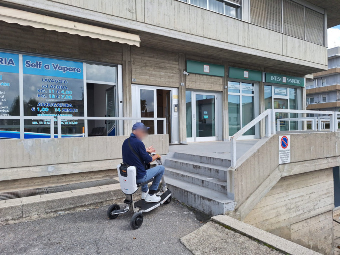 L’accesso alla banca di Martinengo è impossibile per le persone in carrozzina