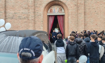 «Il sorriso dei tuoi occhi brillerà per sempre nel nostro cuore»: l'addio a Ester