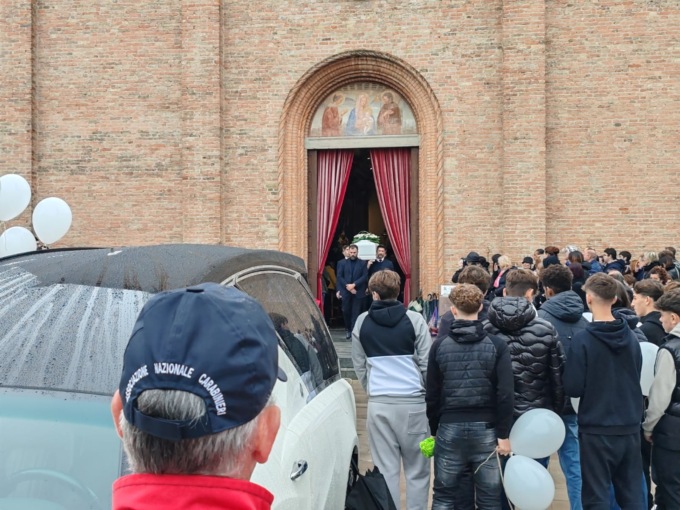 «Il sorriso dei tuoi occhi brillerà per sempre nel nostro cuore»: l’addio a Ester