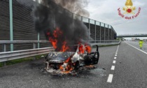 Auto in fiamme sull'autostrada Brebemi, all'altezza di Casirate