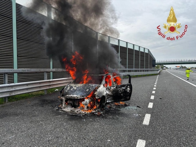 Auto in fiamme sull’autostrada Brebemi, all’altezza di Casirate