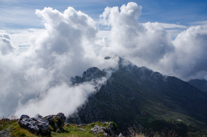 Le creste rocciose del monte Alben, che offre un grandioso panorama sulle Alpi