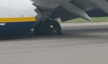 Orio, all'atterraggio scoppiano le gomme di un aereo Ryanair: nessun ferito, scalo bloccato