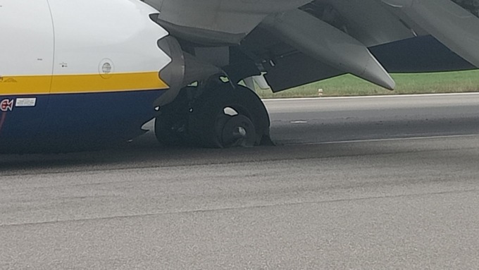 Orio, all’atterraggio scoppiano le gomme di un aereo Ryanair: nessun ferito, scalo bloccato