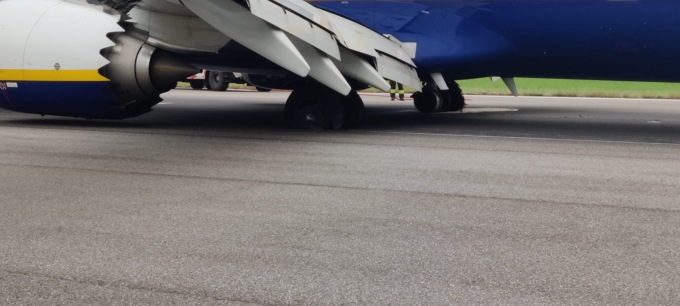 Gomme scoppiate a un aereo Ryanair, la pista di Orio è stata riaperta alle 19.30