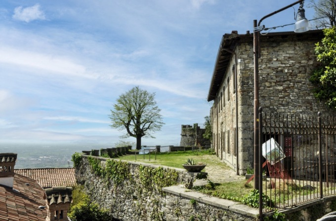 L’antico castello di San Vigilio sta andando in malora, solo i volontari lottano per salvarlo