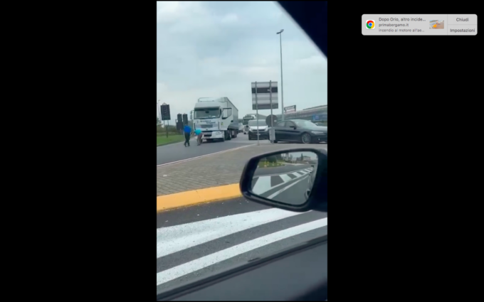 La rotonda di Dalmine si trasforma in un ring: il video della rissa fra due camionisti