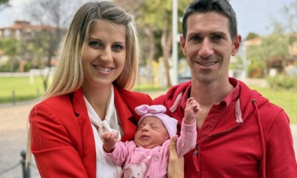 La piccola Elodie, figlia di Demis e Inna di Mozzo, è nata... con la camicia. E si vede!