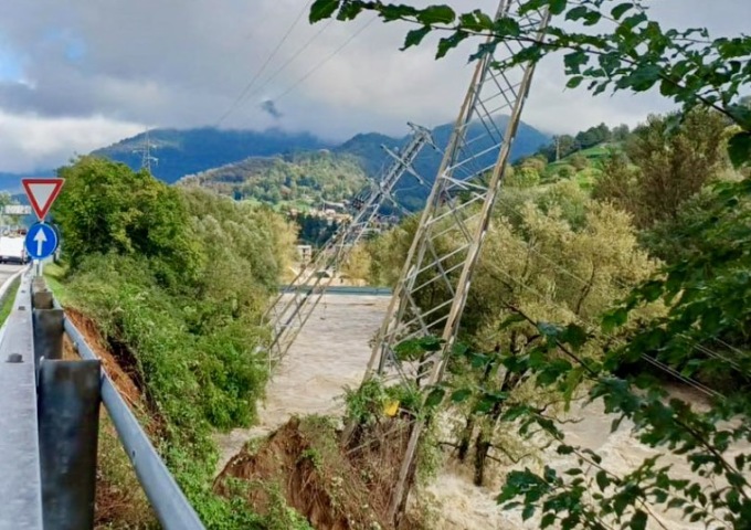 Dopo i due tralicci caduti per il maltempo, a Nembro si scava una linea interrata