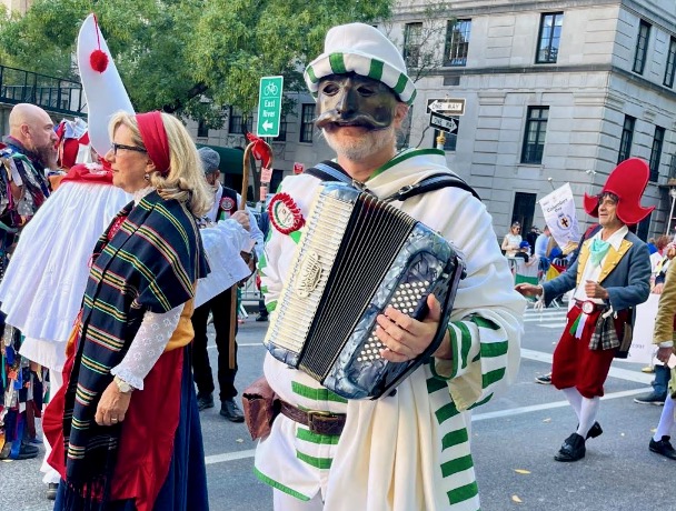 Stefano Folzi ha vestito i panni del Brighella a New York per il Columbus Day