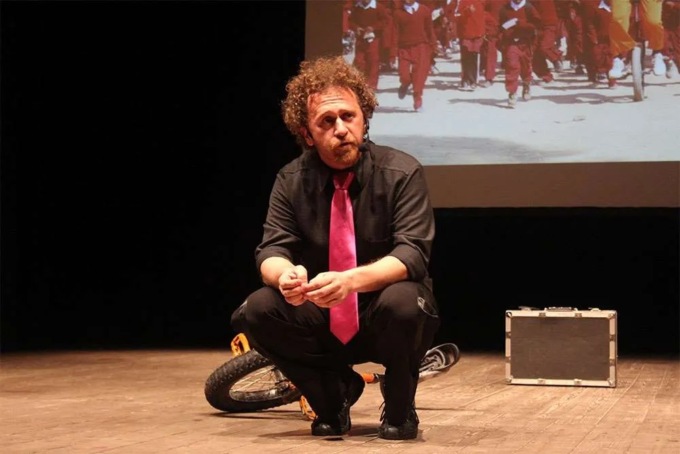 Dal 5G alle scie chimiche: a Casnigo si parla di fake news con il Federico Benuzzi