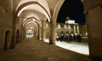 Piazza della Cittadella si accende: che belle le volte a botte illuminate