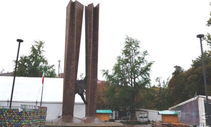 «Buttiamo giù il monumento agli Alpini: ormai quello è il piazzale della Festa»