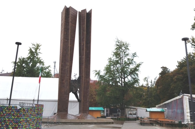 «Buttiamo giù il monumento agli Alpini: ormai quello è il piazzale della Festa»