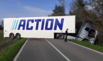 Provinciale dell'Adda bloccata da un tir finito di traverso a Fara