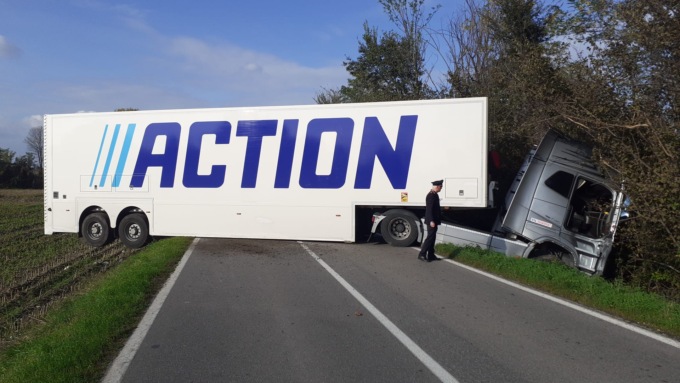 Provinciale dell’Adda bloccata da un tir finito di traverso a Fara