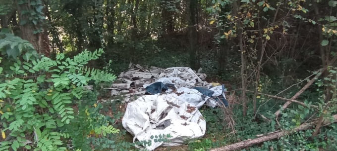 Cumulo di amianto abbandonato in un terreno a Fara, la minoranza: «Gesti criminali da combattere con impegno»