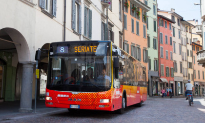 Pullman Atb frena all'improvviso in via Maj e i passeggeri cadono a terra: 7 feriti, nessuno grave