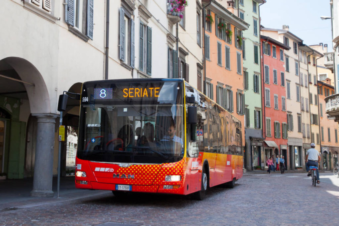 Molestano una ragazza e scatta la rissa su un bus per Seriate: ferito anche l’autista
