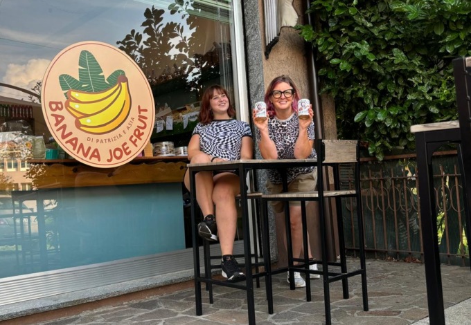 Frutta, bibite americane e fagioli di Bud Spencer: l’originalità di Banana Joe Fruit conquista Cene