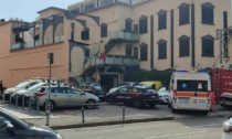 Sotto l'effetto di droghe, si barrica in albergo a Bergamo: convinto a uscire due ore dopo