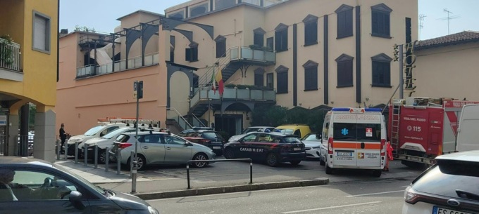 Sotto l’effetto di droghe, si barrica in albergo a Bergamo: convinto a uscire due ore dopo