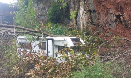 Una pianta ha distrutto il camper in cui viveva Valerio ad Alzano: «Aiutatemi, sono disperato»