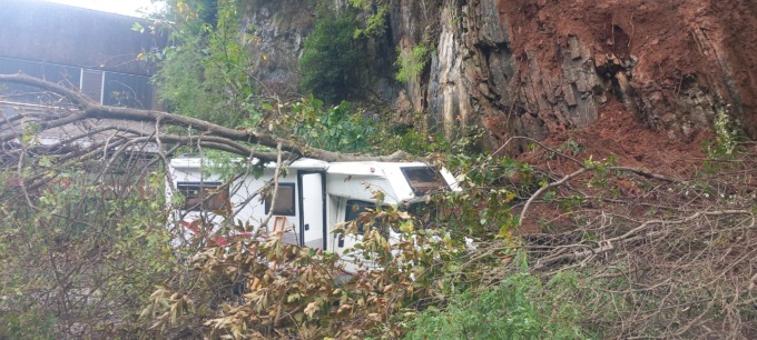 Una pianta ha distrutto il camper in cui viveva Valerio ad Alzano: «Aiutatemi, sono disperato»