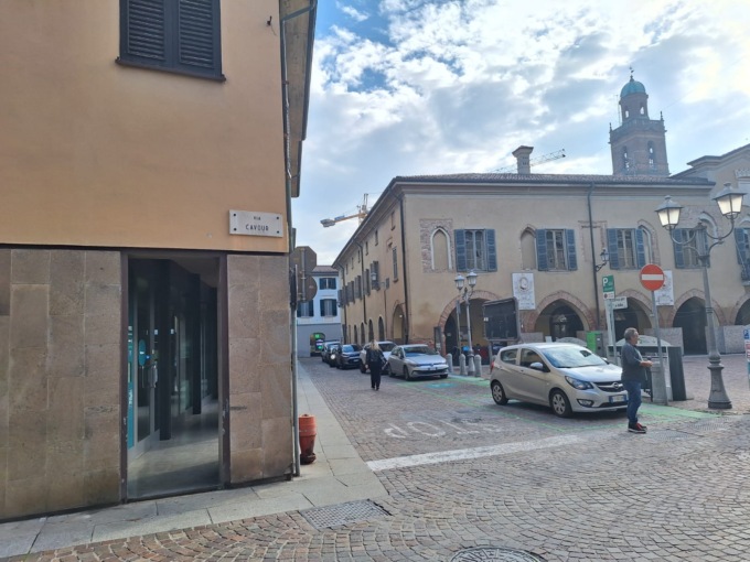 Caos a Caravaggio: un uomo tenta di rapinare una donna. Salvata dai passanti