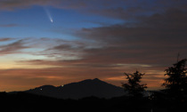 La bella foto della cometa Tsuchinshan-Atlas scattata al tramonto da Ponteranica