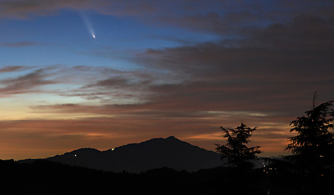 La bella foto della cometa Tsuchinshan-Atlas scattata al tramonto da Ponteranica