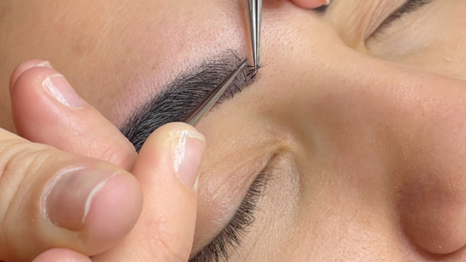 Crescita professionale: perché investire in un corso di styling sopracciglia