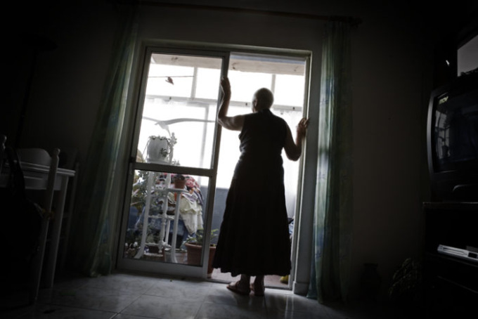 Minaccia la madre anziana per chiederle soldi: allontanato, torna e viene arrestato