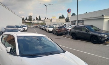 Parcheggio selvaggio dei tifosi fuori dallo stadio: «Ma i posti "legali" sono pochi»