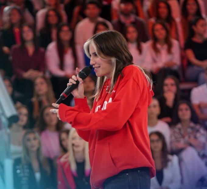 L’entrata nella scuola di “Amici” di Angelica Gori fa discutere, tra critiche e parole in sua difesa