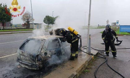 Auto prende fuoco sulla Soncinese a Martinengo: illeso il conducente, veicolo distrutto