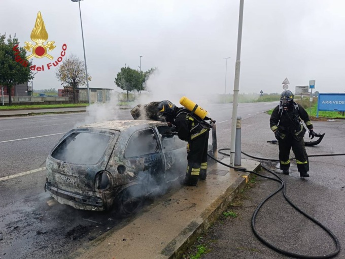 Auto prende fuoco sulla Soncinese a Martinengo: illeso il conducente, veicolo distrutto