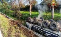 Romano di Lombardia, tir perde il controllo lungo la Soncinese e si ribalta nella roggia