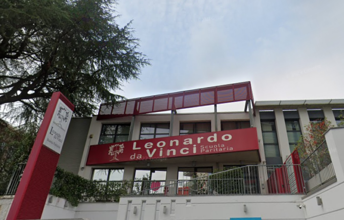 Ragazza minaccia di buttarsi dal tetto della scuola in via Moroni: placcata da un agente