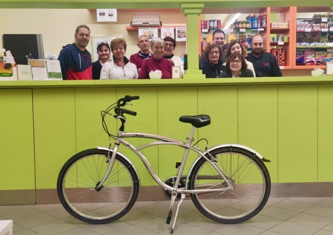 Una bicicletta fatta tutta di lattine riciclate in dono a Grassobbio: che orgoglio!