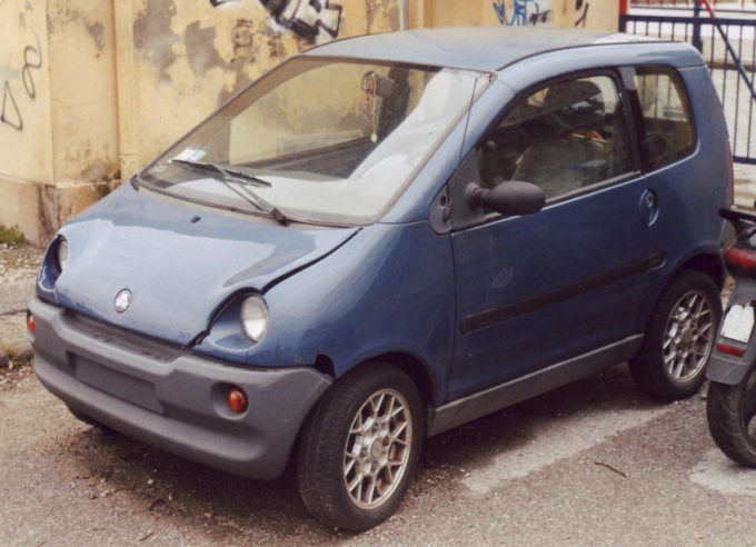 Parcheggi per microcar a Bergamo: «Il Comune adegui gli stalli e li renda gratis per gli studenti»