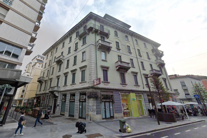 In vendita palazzo in via Tiraboschi: fino al 2020 ospitava il Caffè Juba