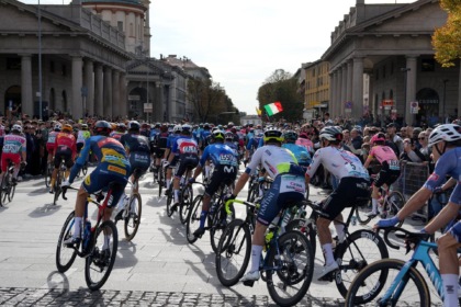 Il 118° “Il Lombardia” è partito da Bergamo: piazza Matteotti gremita