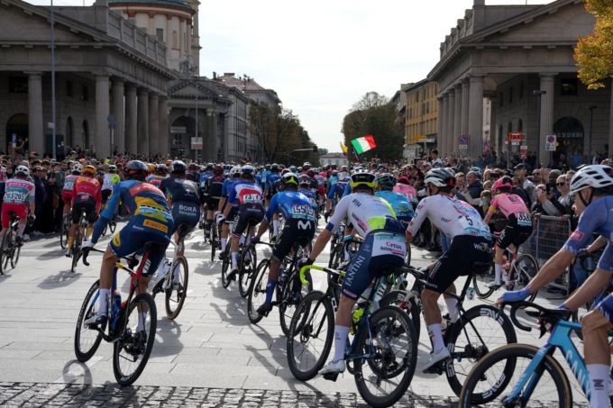 Il 118° “Il Lombardia” è partito da Bergamo: piazza Matteotti gremita