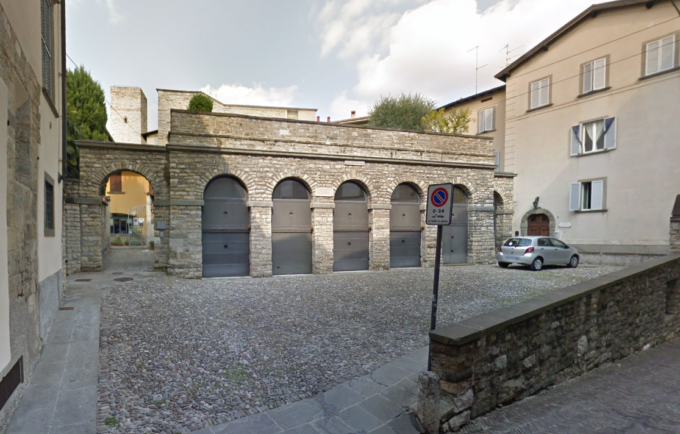 Trovati un ossario e quattro tombe in piazzetta Verzeri, Città Alta: interrotto lo scavo per la rete del gas