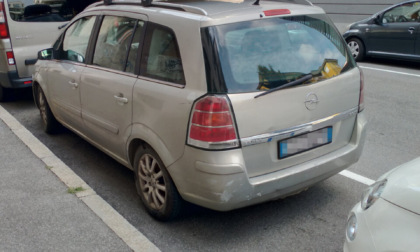 Ancora auto abbandonate in città, questa volta in via Longo: «Una è lì ferma da maggio...»